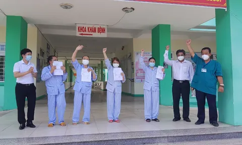 Đà Nẵng: 4 bệnh nhân nhiễm Covid-19 vui mừng khi xuất viện
