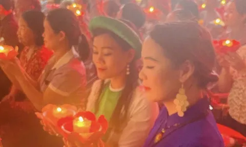 Á hậu Trang Viên dự đại lễ Vu Lan báo hiếu tại chùa Tường Vân