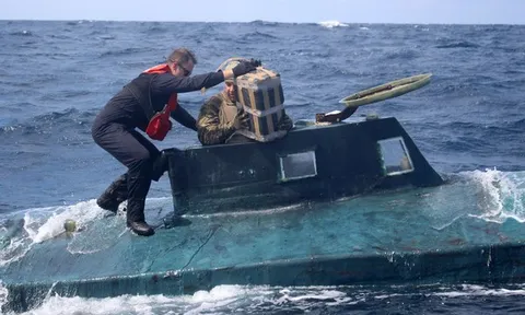 Bắt giữ tàu ngầm chạy điện chở số ma túy trị giá 120 triệu USD