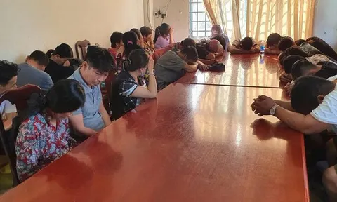 Bắt quả tang 24 đối tượng đánh bạc, thu giữ hàng chục triệu đồng