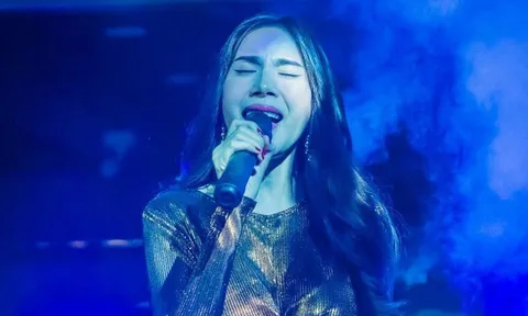 Vừa trình diễn xong chương trình gây quỹ, Thủy Tiên tức tốc bay ra Huế tiếp tục cứu trợ