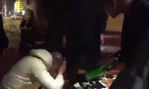 Tát bạn gái người khác trong quán karaoke, nam thanh niên bị đâm tử vong