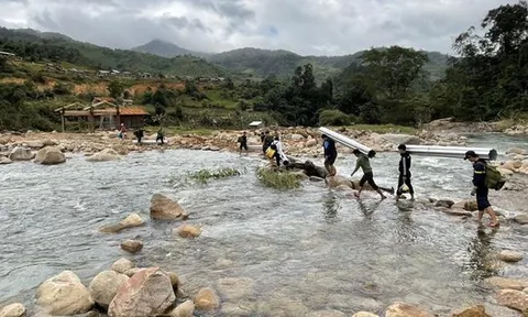 Xung kích giúp người dân dựng lại nhà sau bão lụt