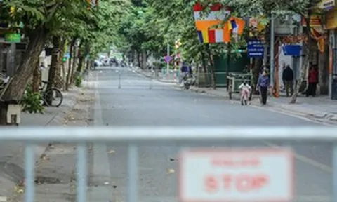 Rào chắn tứ phía cả khu phố Hà Nội vì phát hiện bom chưa nổ