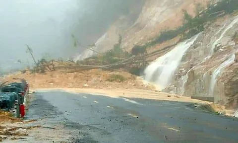 Mưa lớn gây sạt lở trên Quốc lộ 27C, đường Nha Trang – Đà Lạt bị chia cắt