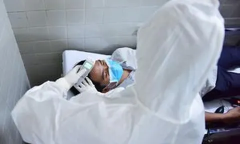 Vì sao nam tiếp viên hàng không xét nghiệm lần 3 mới dương tính nCoV?