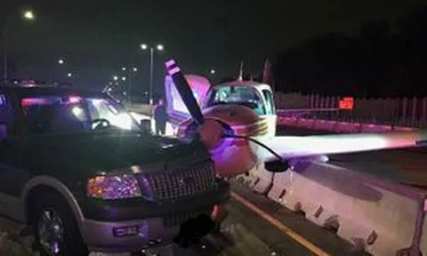 Mỹ: Hạ cánh khẩn cấp xuống đường cao tốc, máy bay đâm trúng xe hơi