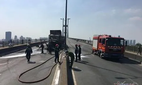 Xe container cháy ngùn ngụt trên cầu Phú Mỹ, giao thông tê liệt