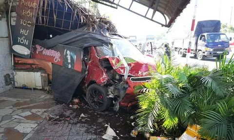 Ôtô tông hàng loạt xe máy, làm sập quán cà phê ven đường