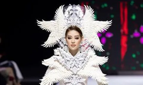 Hoa hậu Khánh Vân diễn vedette, xuất hiện thần thái trong tà áo dài lộng lẫy