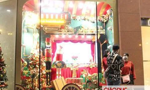 Không khí Giáng sinh ùa về trên nhiều tuyến phố tại TP.HCM