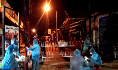 Giữa tâm dịch, nhà báo xông pha mọi “mặt trận” cùng hỗ trợ công nhân