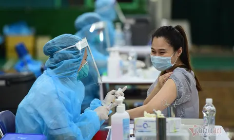 Bộ Y tế đề nghị TP.HCM đẩy nhanh tốc độ tiêm vắc xin cho người dân