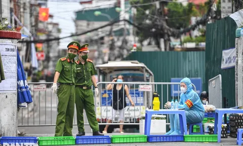 Người dân vượt rào thép gai vận chuyển đồ, rời khỏi khu phong tỏa ở Hà Nội