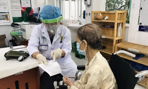 Cụ bà 102 tuổi tiêm vắc xin: 'Tôi muốn con cháu và xã hội an toàn'