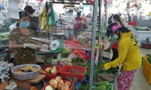 TP.HCM mở bán lại lương thực, thực phẩm tại chợ truyền thống