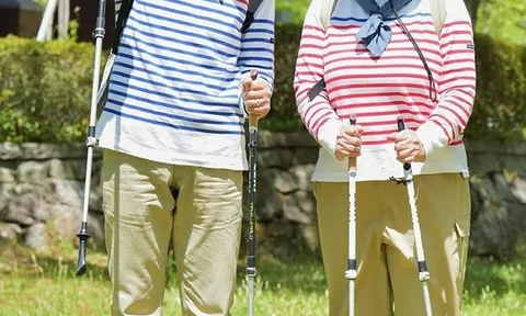 Mặc đồ đôi mỗi ngày suốt 41 năm hôn nhân, cặp ông bà gây "bão" mạng