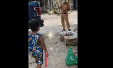 Video: Về thăm con, Trung úy CSGT không dám vào nhà khiến nhiều người cảm động