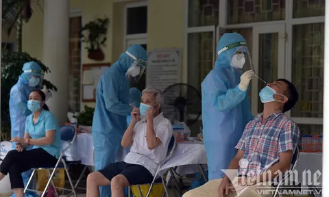 Hình ảnh chiến dịch xét nghiệm 'quét' F0 trong cộng đồng ở Hà Nội