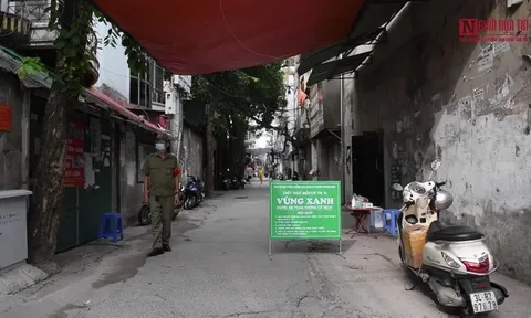 Cụ bà 95 tuổi ngồi xe lăn trực chốt “vùng xanh”
