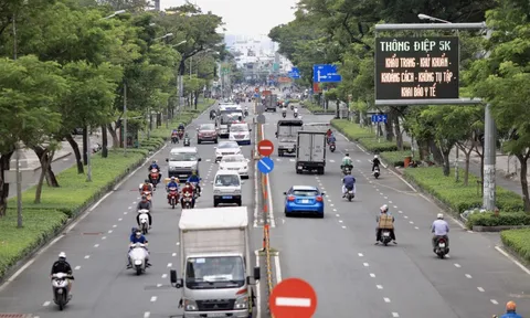 Đường phố TP.HCM đông đúc trở lại