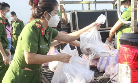 Niềm vui của người dân Đà Nẵng khi được mua hàng giá rẻ, rau xanh miễn phí