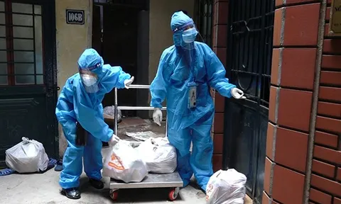 Ổ dịch 'nóng' nhất Hà Nội: Ăn cơm cũng phải chia giờ