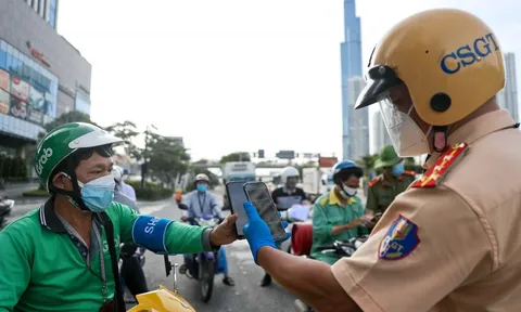 Đường phố TP.HCM đông đúc giờ cao điểm