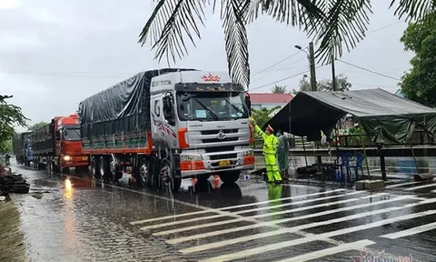 Bão số 5 suy yếu, miền Trung mưa tầm tã