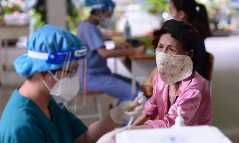 Người dân TP.HCM đi tiêm vắc xin mũi 1 'tự do'