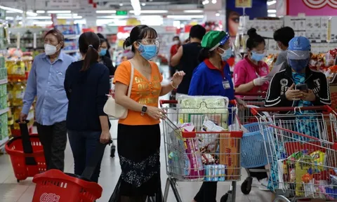 Ngày đầu người dân quận 7 đi siêu thị theo phiếu