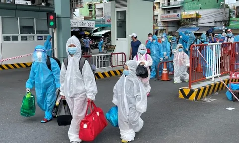 TP.HCM thêm 2 tuần giãn cách, nhiều người hỏi thủ tục rời TP về quê