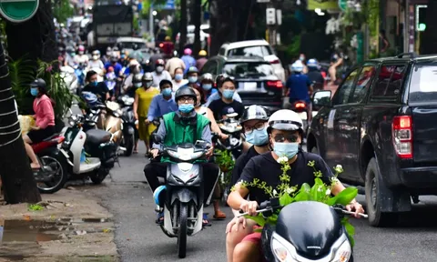 Cảnh trái ngược tại các phố kinh doanh ở Hà Nội