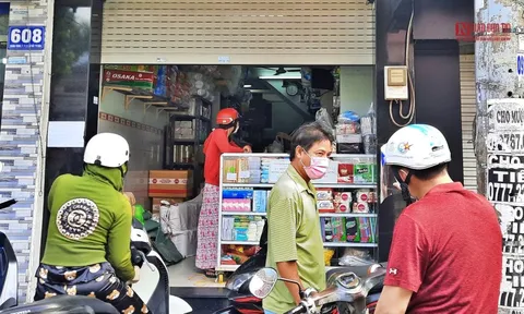 TP.HCM: Ngày đầu nới lỏng, người dân xếp hàng cắt tóc, tập gym