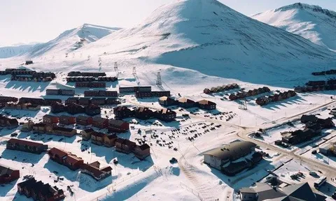 Kỳ lạ thị trấn "cấm không ai được chết", mặt trời không lặn suốt 4 tháng