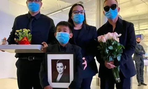 Con gái Phi Nhung khóc nức nở khi nhận tro cốt mẹ