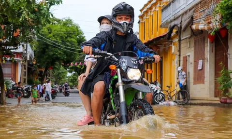 Nhiều người đi chụp hình khi phố cổ Hội An ngập gần 1 m