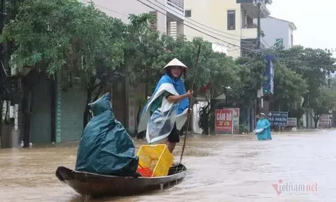 Lũ tràn nghìn ngôi nhà ở Quảng Bình, dân dùng thuyền đi lại trên phố