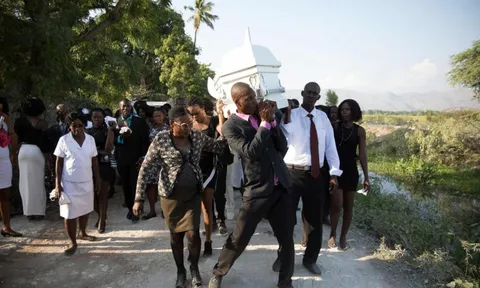 Độc đáo: Đám ma náo nhiệt ở quốc gia nghèo