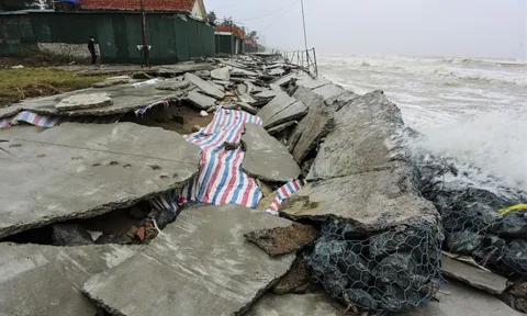 Sóng đánh vỡ kè biển Cửa Lò