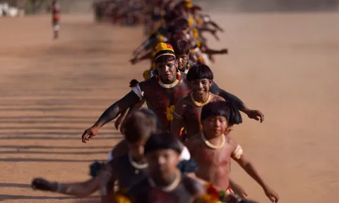 Độc lạ: Đám tang tù trưởng của bộ tộc kỳ lạ ở Amazon