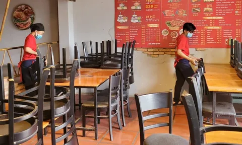 Hàng quán tại TP.HCM hối hả chuẩn bị bán tại chỗ, chờ quyết định chính thức