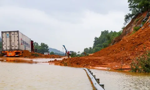Cao tốc, đường sắt qua miền Trung tê liệt vì mưa lũ
