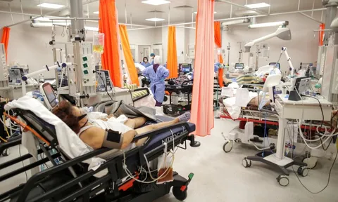 Bên trong ‘mắt bão’ làn sóng Covid-19 mới ở châu Âu