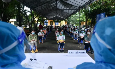 Ngày đầu tiêm vaccine Covid-19 cho học sinh tại Việt Nam