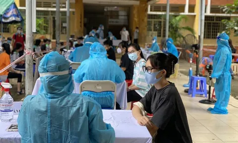 Phụ huynh có con tiêm vắc xin Covid-19: 'Mong an toàn cho tất cả các con'