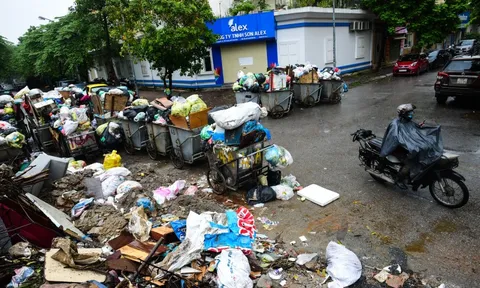 Rác thải ùn ứ nhiều nơi ở Hà Nội