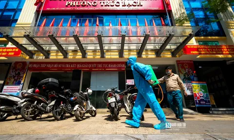 Hà Nội: Phun khử khuẩn phòng dịch Covid-19 tại các điểm bầu cử