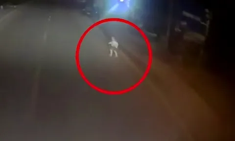 Video: Pha dánh lái xuất thần, tài xế cứu mạng bé trai đột ngột chạy qua đường