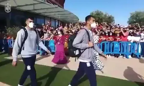 Video: Cầu thủ Tây Ban Nha bị chỉ trích vì thái độ “xem thường” người hâm mộ